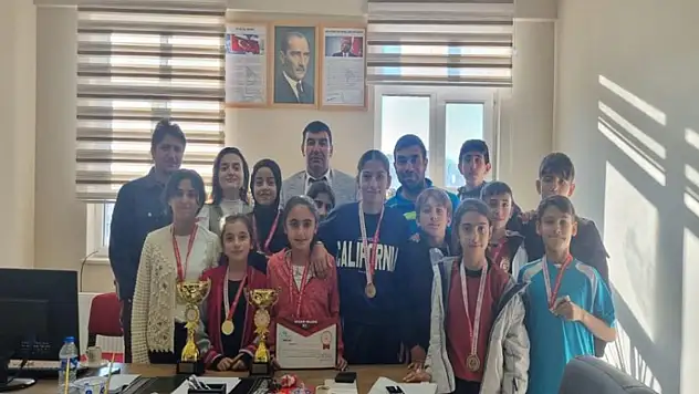 Cumhuriyet Ortaokulundan çifte başarı