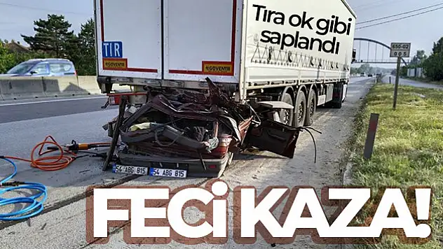 D-650'de feci kaza, tıra ok gibi saplandı: 1 ölü