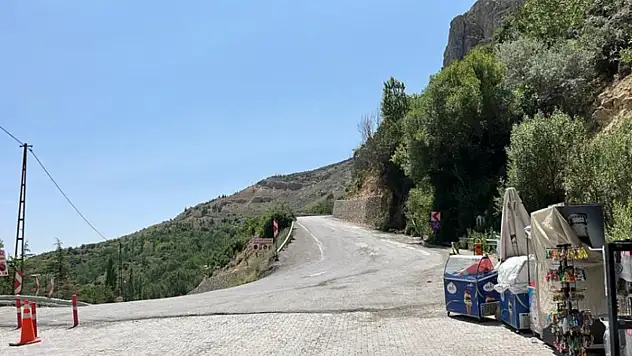 Darende'de heyelan nedeniyle kapatılan yol yeniden trafiğe açıldı