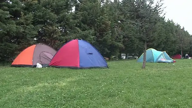 Deprem korkusu yaşayan İstanbullular geceyi çadırlarda geçirdi
