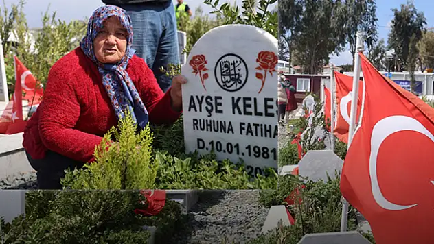 Deprem mezarlığında gözyaşlarıyla geçen Ramazan Bayramı