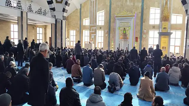 Deprem şehitleri dualarla anıldı