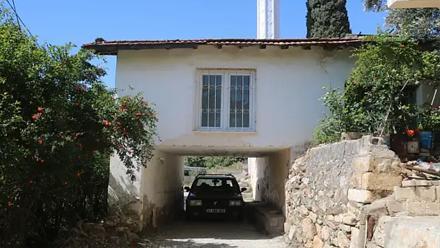 Depremde ayakta kalmayı başaran altından yol geçen cami, görünümüyle dikkat çekiyor