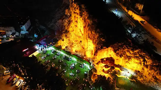 Depremle açığa çıkan termal su doğal traverten oluşturdu