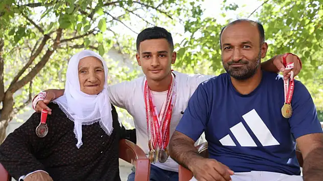 Depremzede genç, bilek güreşinde Türkiye şampiyonu oldu