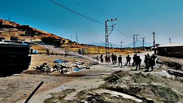 Derecik'te askeri TOMA vatandaşlara su desteği verdi