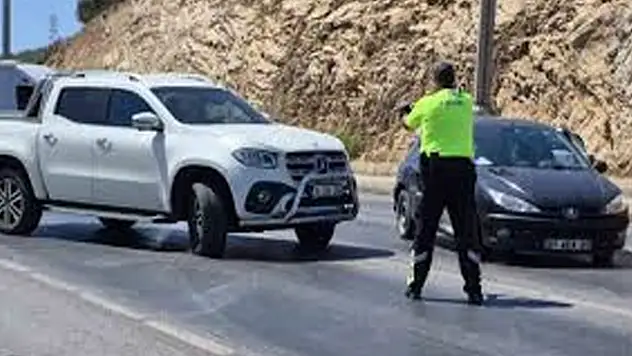 Dilan Çıtak, polisin üzerine araba sürdü