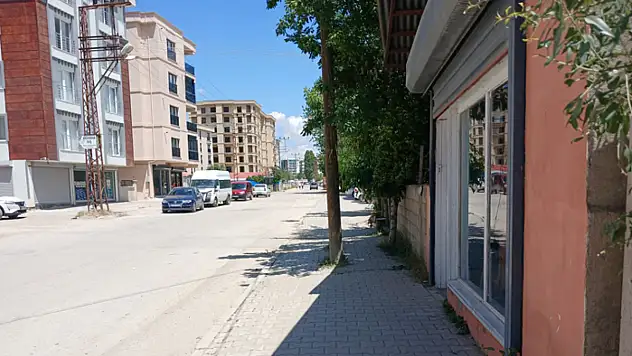 Direkler yol ve kaldırımlarda kaldı