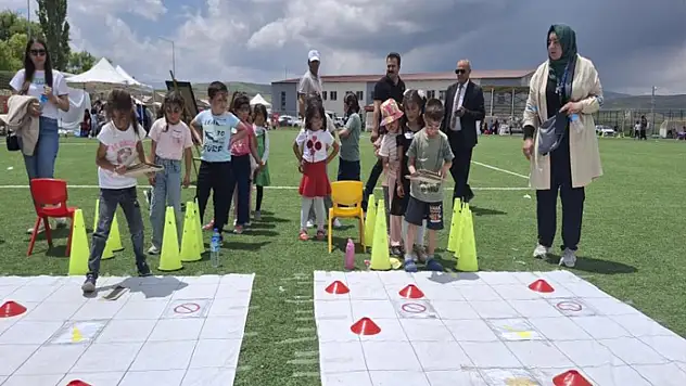 Diyadin'de çocuk şenliği renkli görüntülere sahne oldu