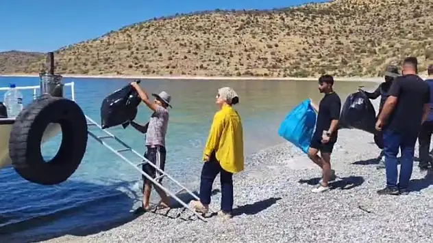 Doğaseverler Van Gölü sahilinde çöp topladı