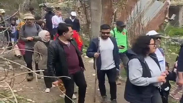 Doğaseverler zerrinkadeh çiçeğine dikkat çekmek için yürüdü