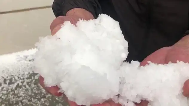 Dolu yağışı kenti beyaza bürüdü