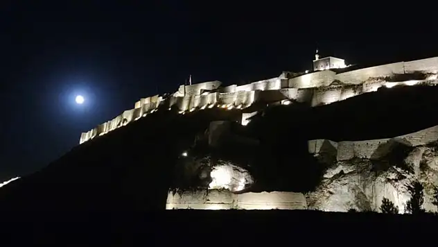 Dolunay, Van Kalesi'yle buluştu