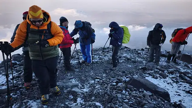 Dünyanın dört bir yanından gelen dağcılar, Ağrı Dağı zirvesine tırmandı
