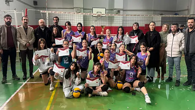 Edremit Belediyesi Midi Kız Voleybol Takımı şampiyon oldu