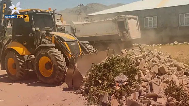 Edremit Belediyesi'nden temizlik ve hafriyat çalışmaları