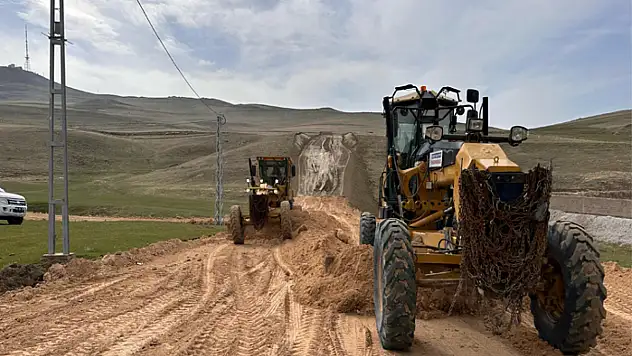 Edremit Belediyesi'nden yol yapım ve onarım çalışmaları
