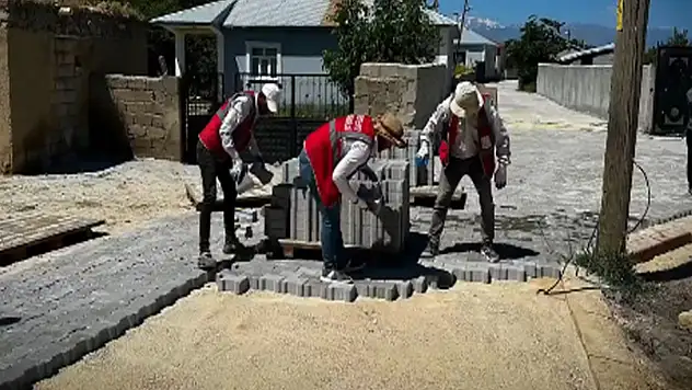 Edremit Belediyesi'nin yol çalışmaları sürüyor