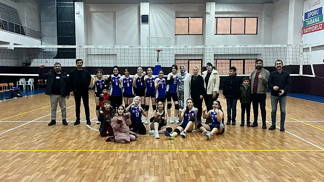 Edremit Belediyesi voleybol takımı namağlup şampiyon oldu
