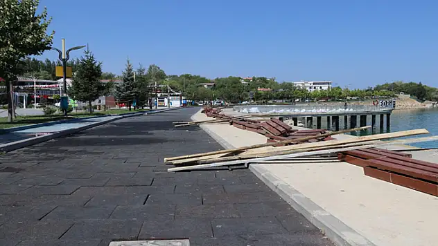 Edremit Kent Meydanı'nda bakım ve onarım çalışmaları başladı