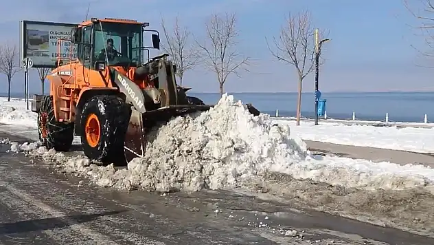 Edremit'te ana arterler ve kaldırımlar kardan arındırıldı