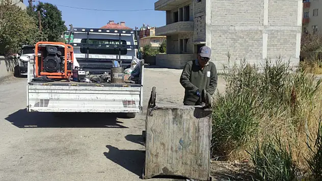 Edremit'te çöp konteynerlerinde bakım onarım çalışması