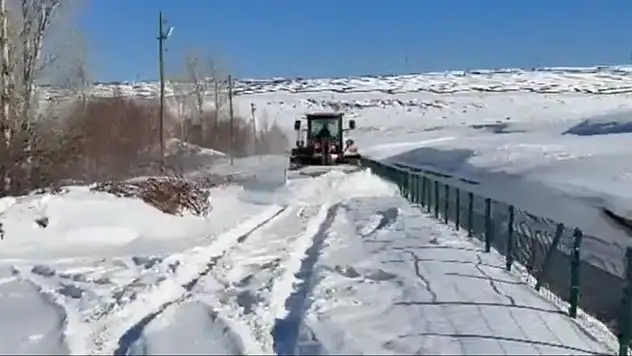 Edremit'te kırsal mahallelerde karla mücadele sürüyor