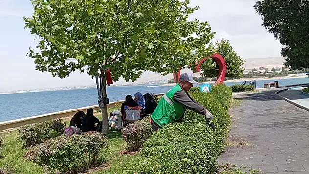 Edremit'te park ve bahçelerde çalışmalar devam ediyor