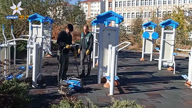 Edremit'te parklar yenileniyor