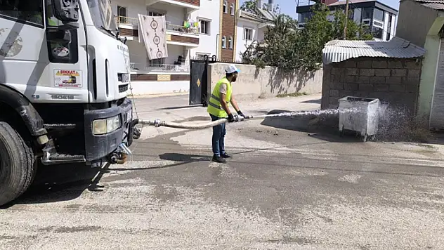 Edremit'te temizlik çalışmaları sürüyor