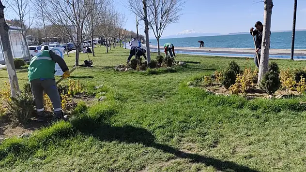 Edremit'te yeşillendirme çalışmaları sürüyor