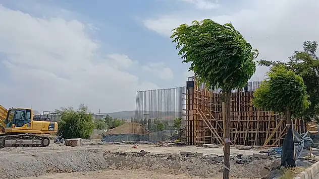 Edremit yolundaki çalışmalar trafiği felç ediyor