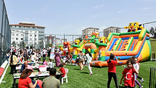 'Eğlence Tırı' 23 Nisan'da depremzede çocukların yüzünü güldürdü