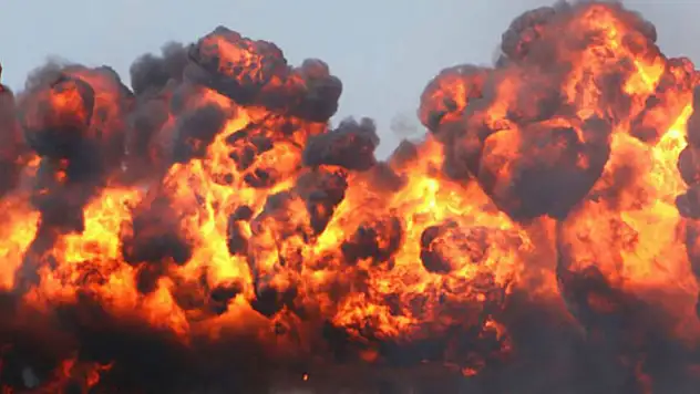 Ekvador'da AVM'nin önündeki araç bomba gibi patladı: 1 ölü