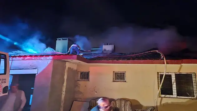 Elazığ'da ev yangını: 3 kişi dumandan etkilendi