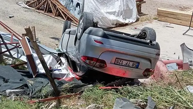 Elazığ'da otomobil şarampole devrildi