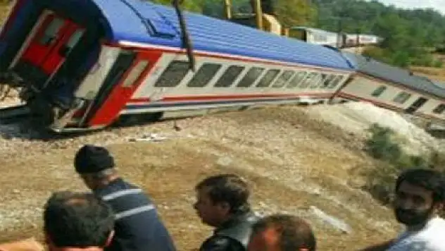 HASAR  GÖREN VAGONLAR KALDIRILIYOR