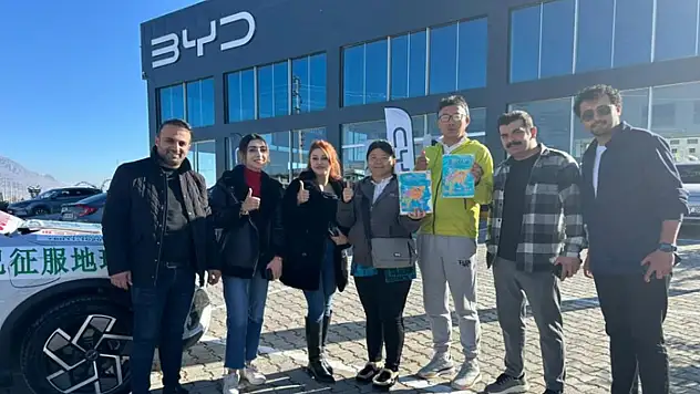 Elektrikli araçla dünya turuna çıkan çevreci çift Van'a ulaştı