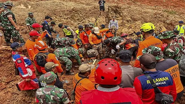 Endonezya'da heyelan faciası: 6 ölü, 17 kayıp