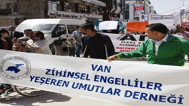 ENGELLİLER VALİLİĞE ENGELLERLE ULAŞTI