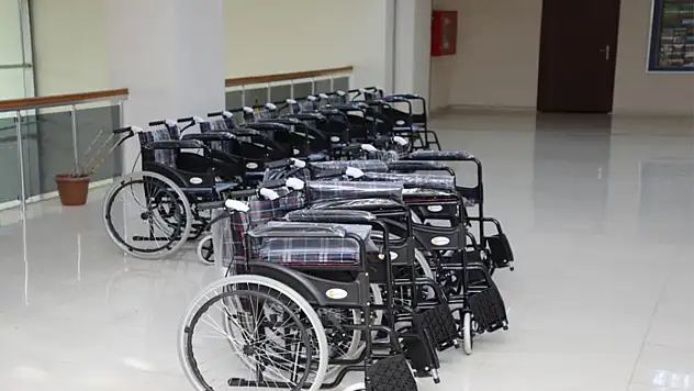 Engellilere tekerlekli sandalye desteği