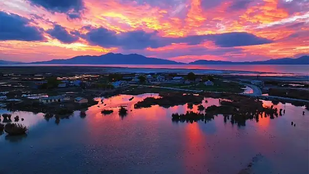 Erçek Gölü'nde muhteşem günbatımı