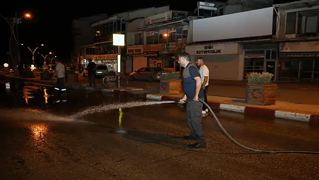 Erciş Belediyesi cadde ve sokakları yıkadı
