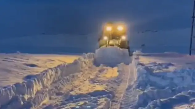 Erciş Belediyesi karla mücadele çalışmalarını sürdürüyor