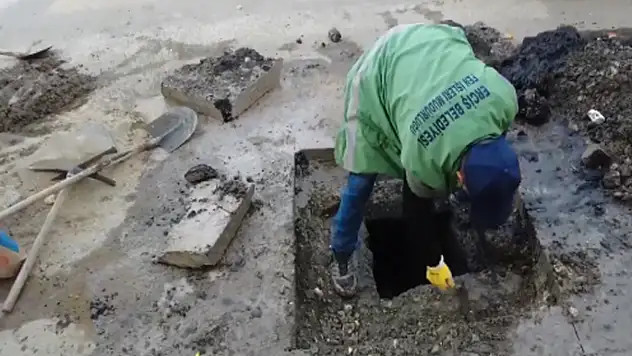 Erciş Belediyesi'nden mazgal ve yağmur suyu ızgaralarına bakım çalışması