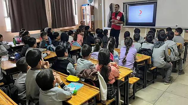 Erciş Kızılay gönüllüleri öğrencilerle buluştu