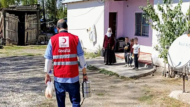 Erciş'te ihtiyaç sahibi ailelere sıcak yemek desteği