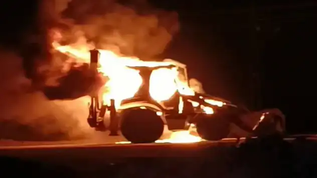 Erciş'te iş makinesi alev alev yandı