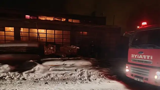 Erciş'te iş yeri yangını