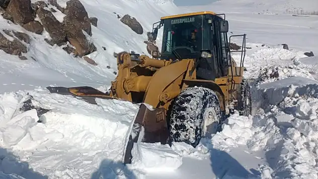 Erciş'te kapanan yollar açılıyor